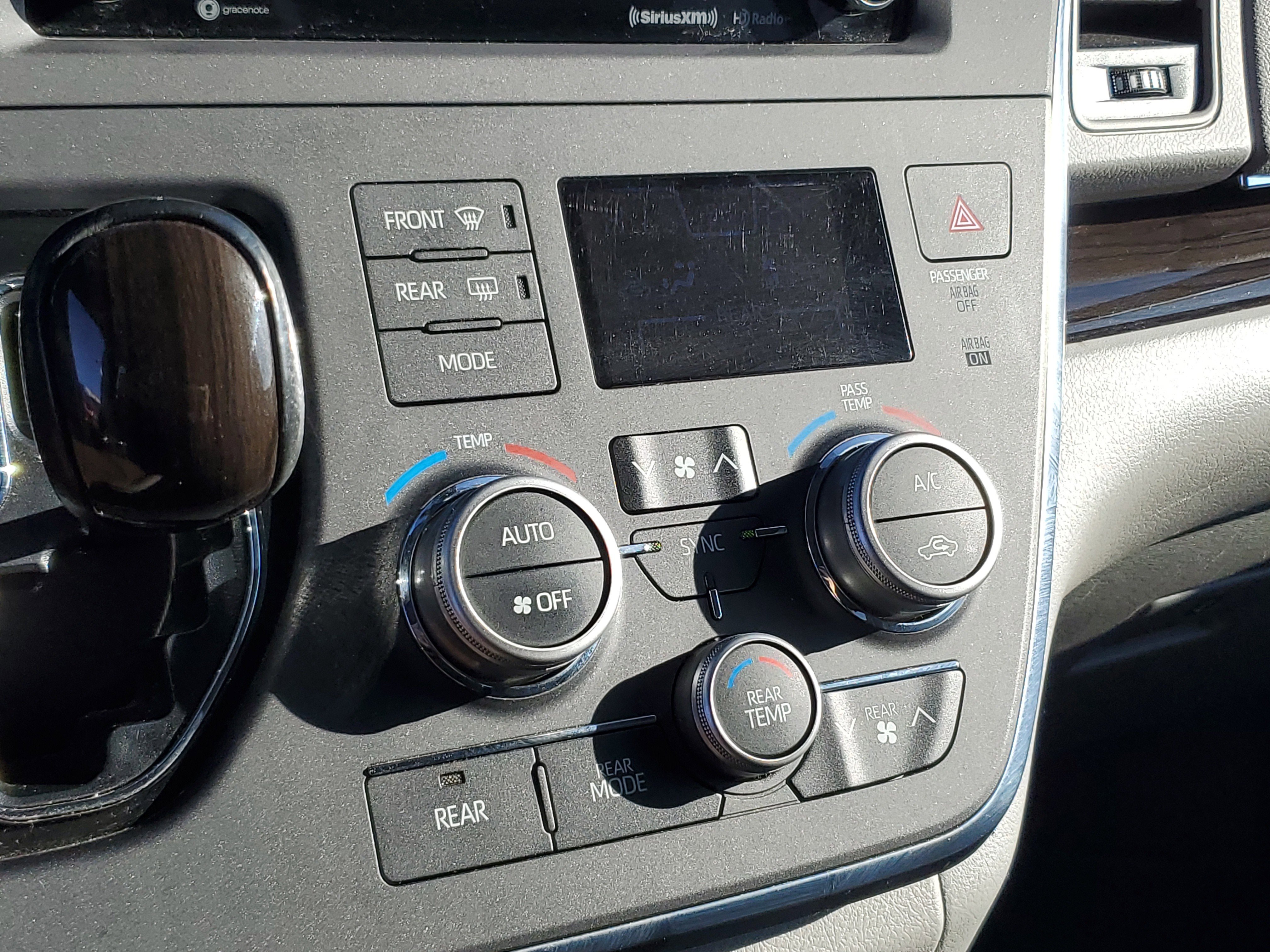 Used 2018 Toyota Sienna XLE image 22