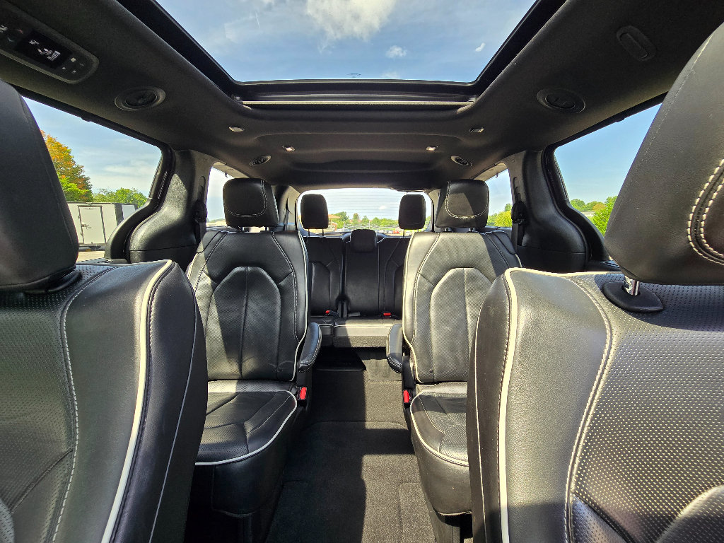 Used 2025 Chrysler Pacifica Limited FWD image 13