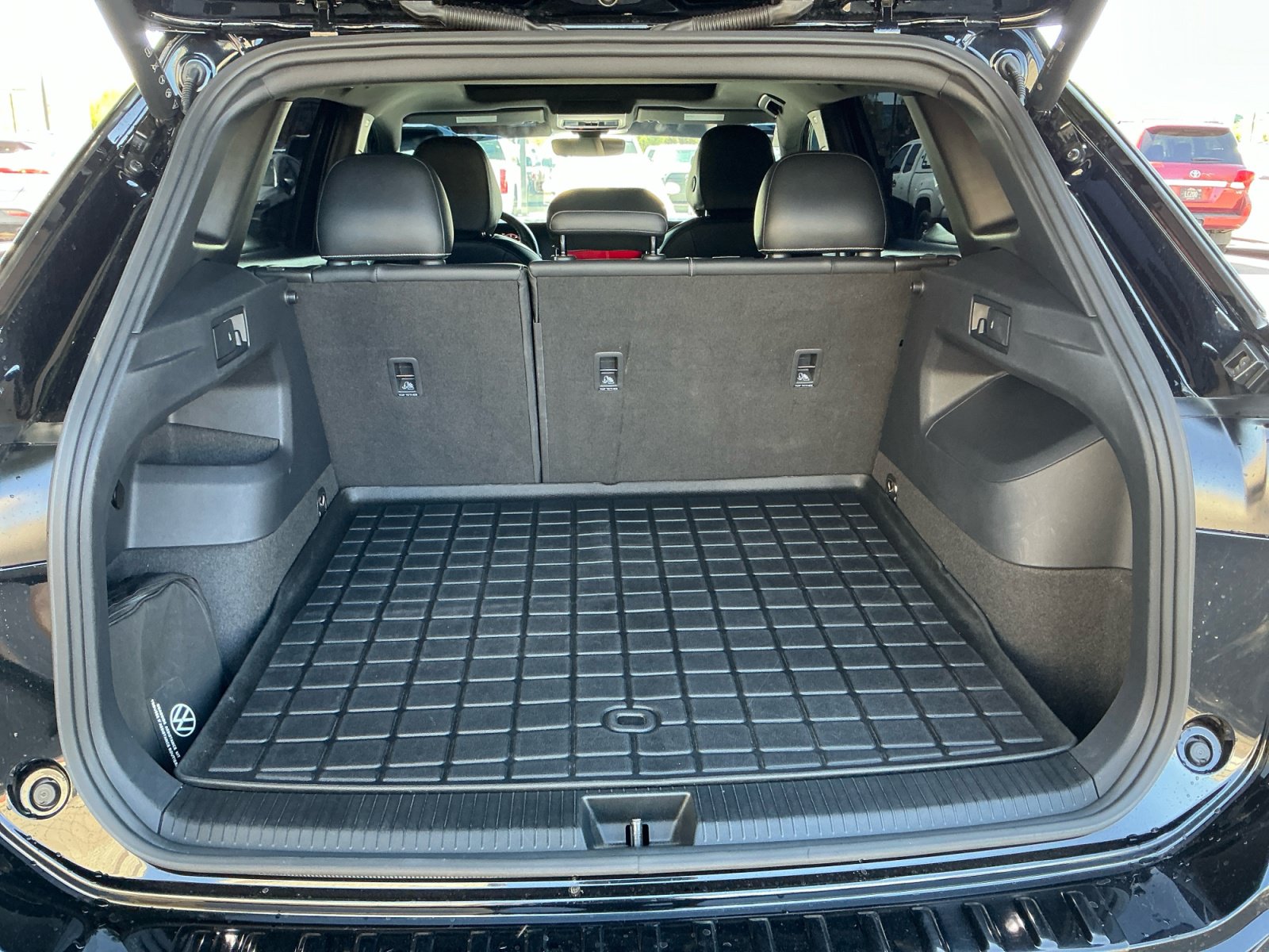 Used 2025 Volkswagen Tiguan SE R-Line AWD/4WD image 34