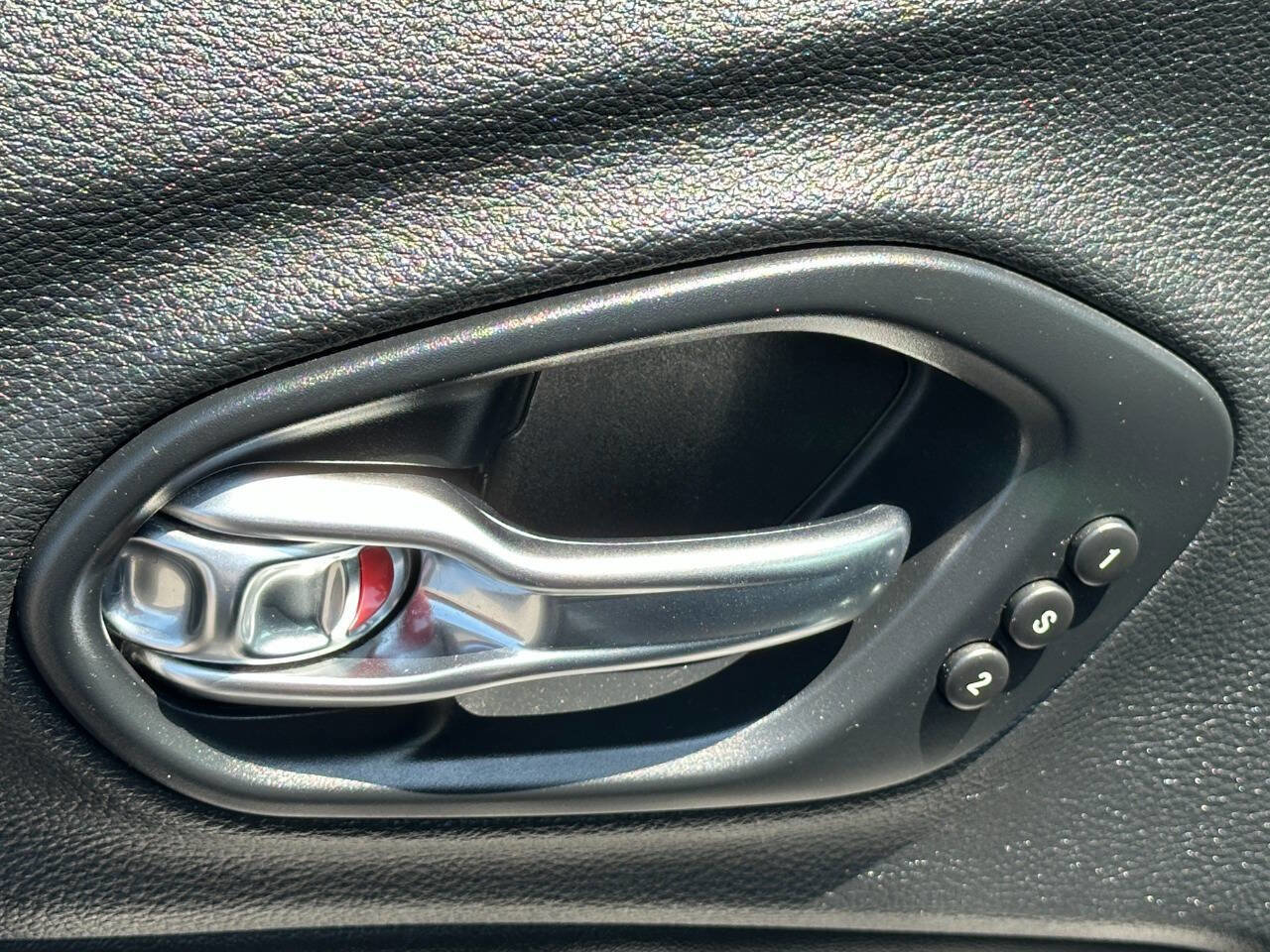 Used 2019 Jeep Cherokee Limited image 10