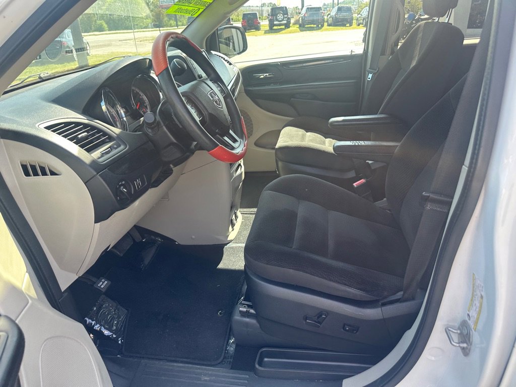 Used 2019 Dodge Grand Caravan SE w/ UConnect Hands-Free Group image 11