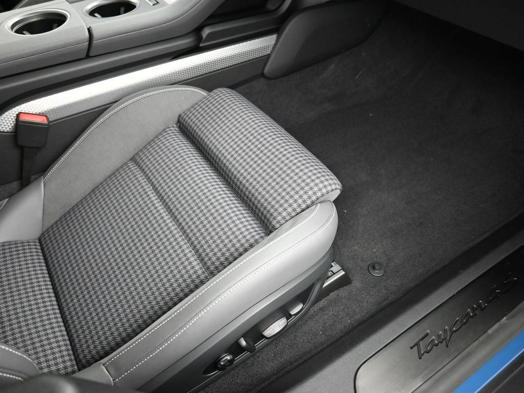 Certified 2025 Porsche Taycan 4S image 30