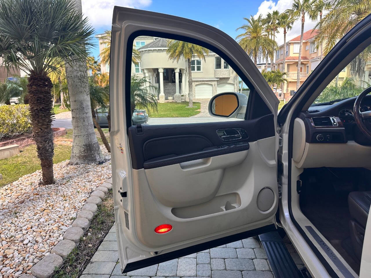 Used 2011 Cadillac Escalade Platinum image 53