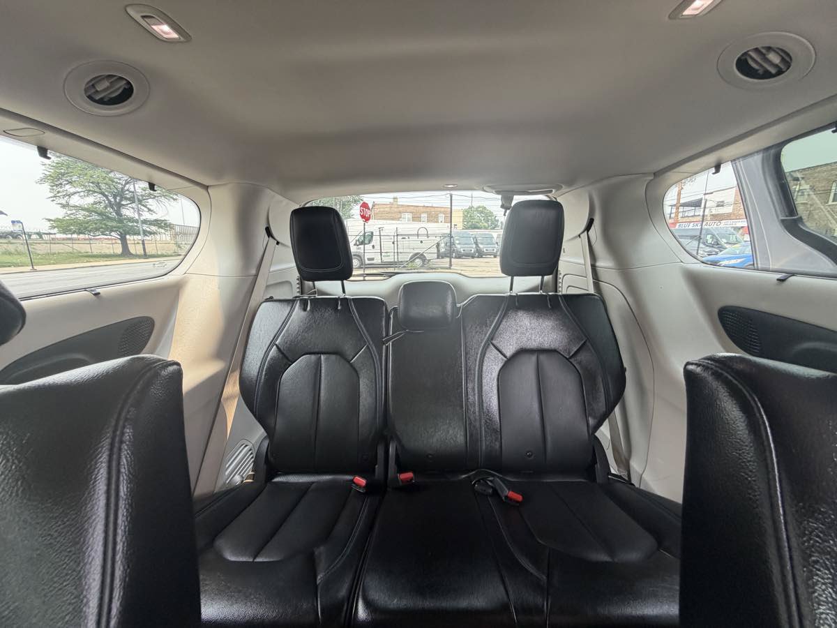 Used 2021 Chrysler Pacifica Touring-L FWD image 18