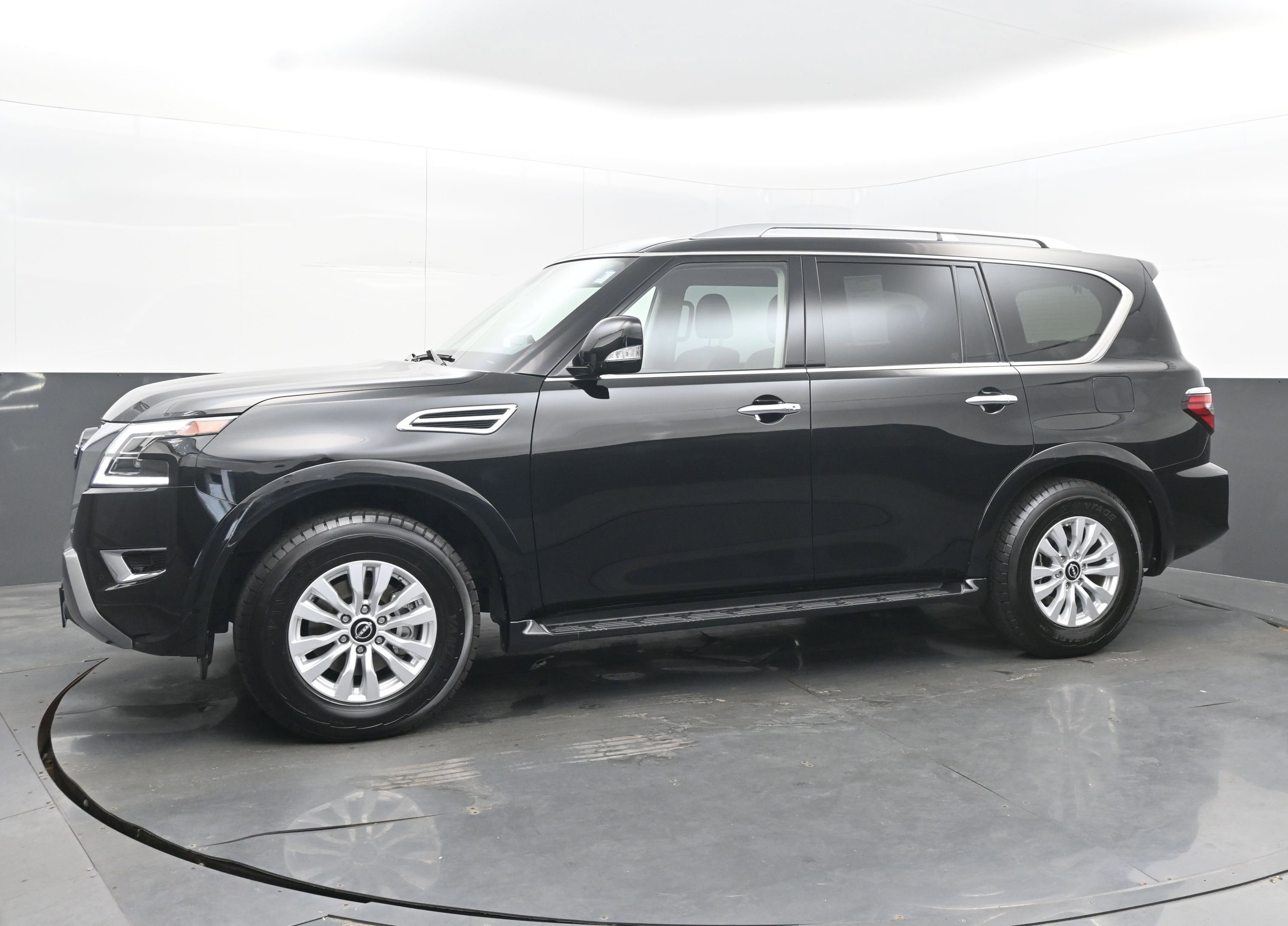 Used 2024 Nissan Armada SV image 4