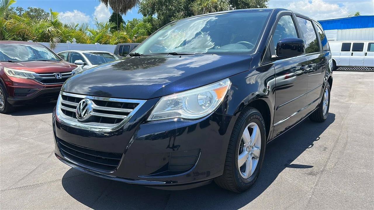 Used 2010 Volkswagen Routan SE FWD image 2