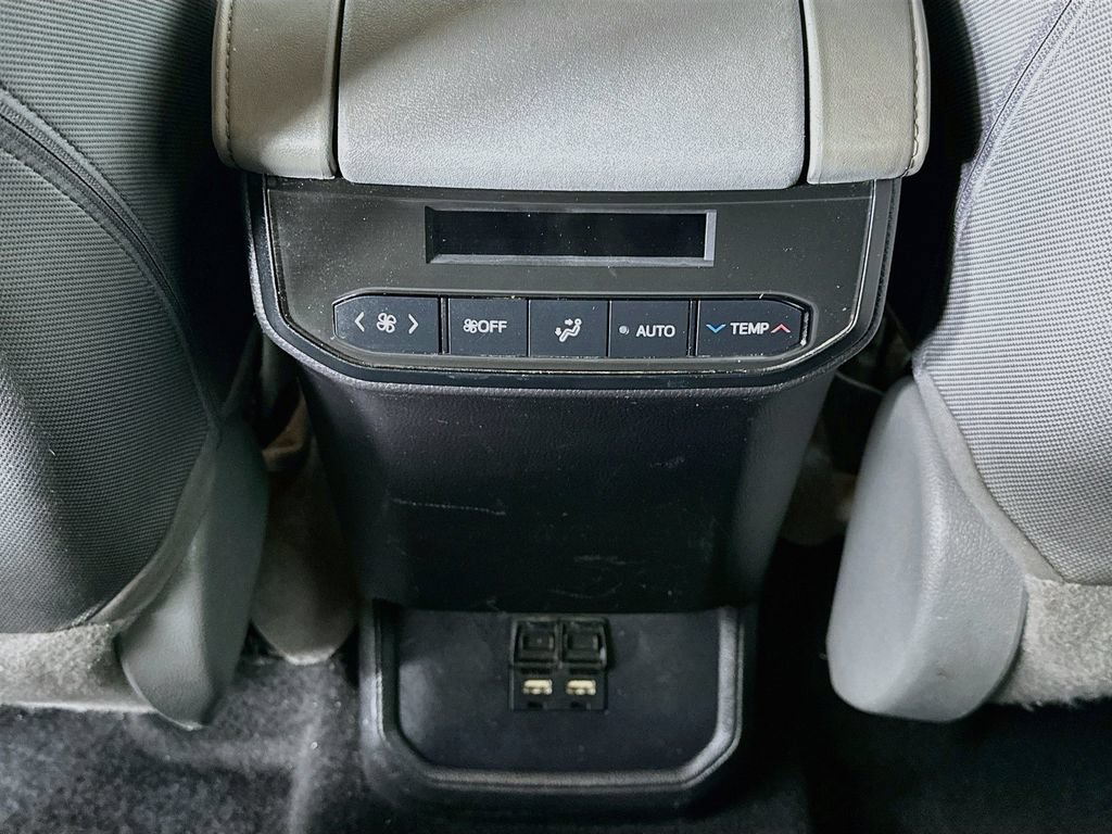 Used 2020 Toyota Highlander LE AWD/4WD image 20