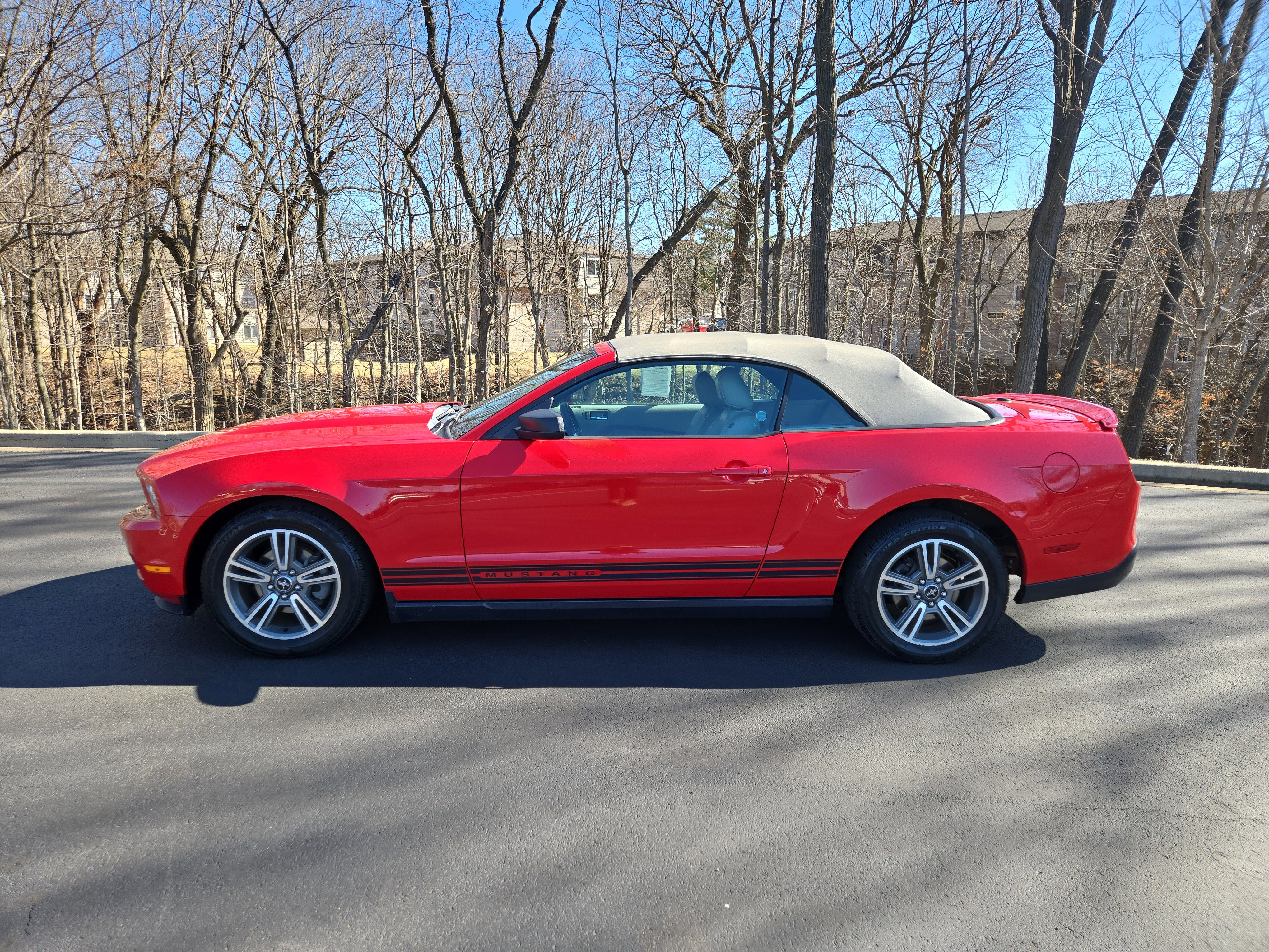 Used 2010 Ford Mustang Convertible image 5