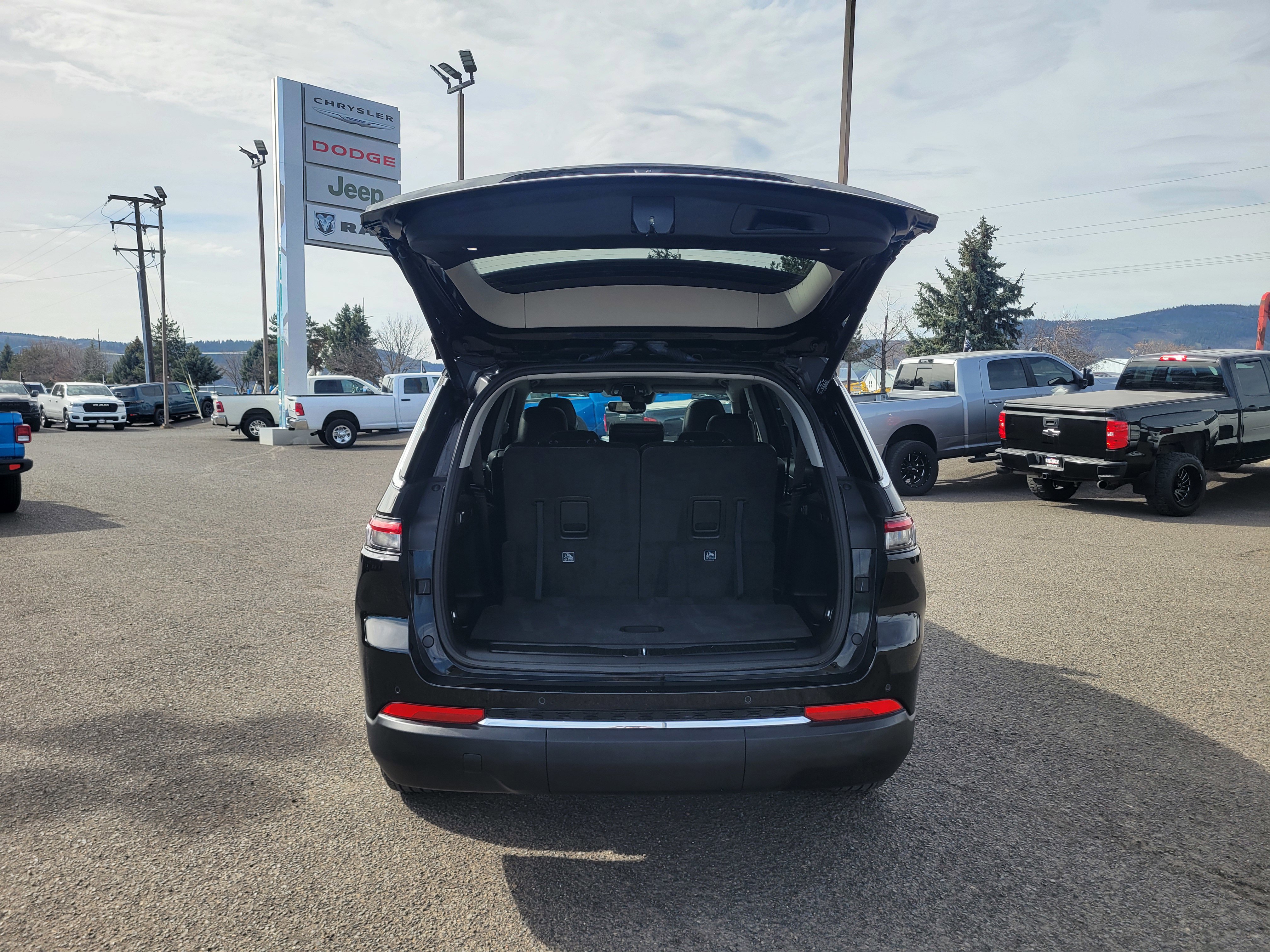 Used 2024 Jeep Grand Cherokee L Limited image 11