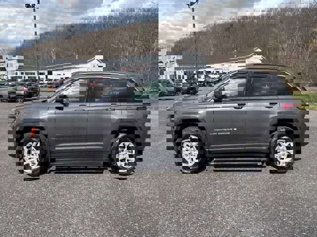 Used 2025 Jeep Grand Cherokee Laredo w/ Luxury Tech Group I image 2