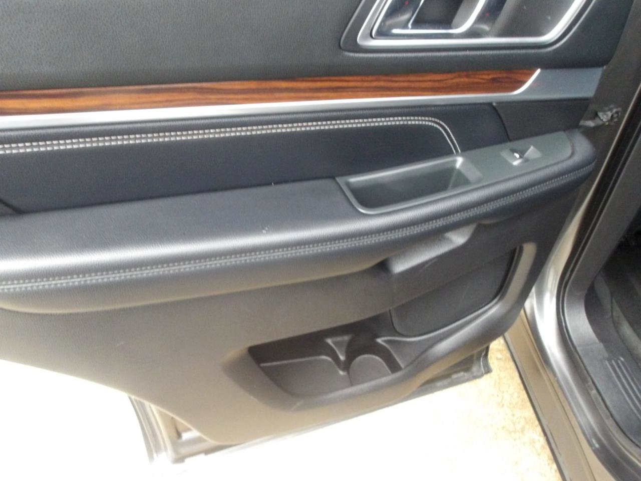 Used 2017 Ford Explorer Limited FWD image 16