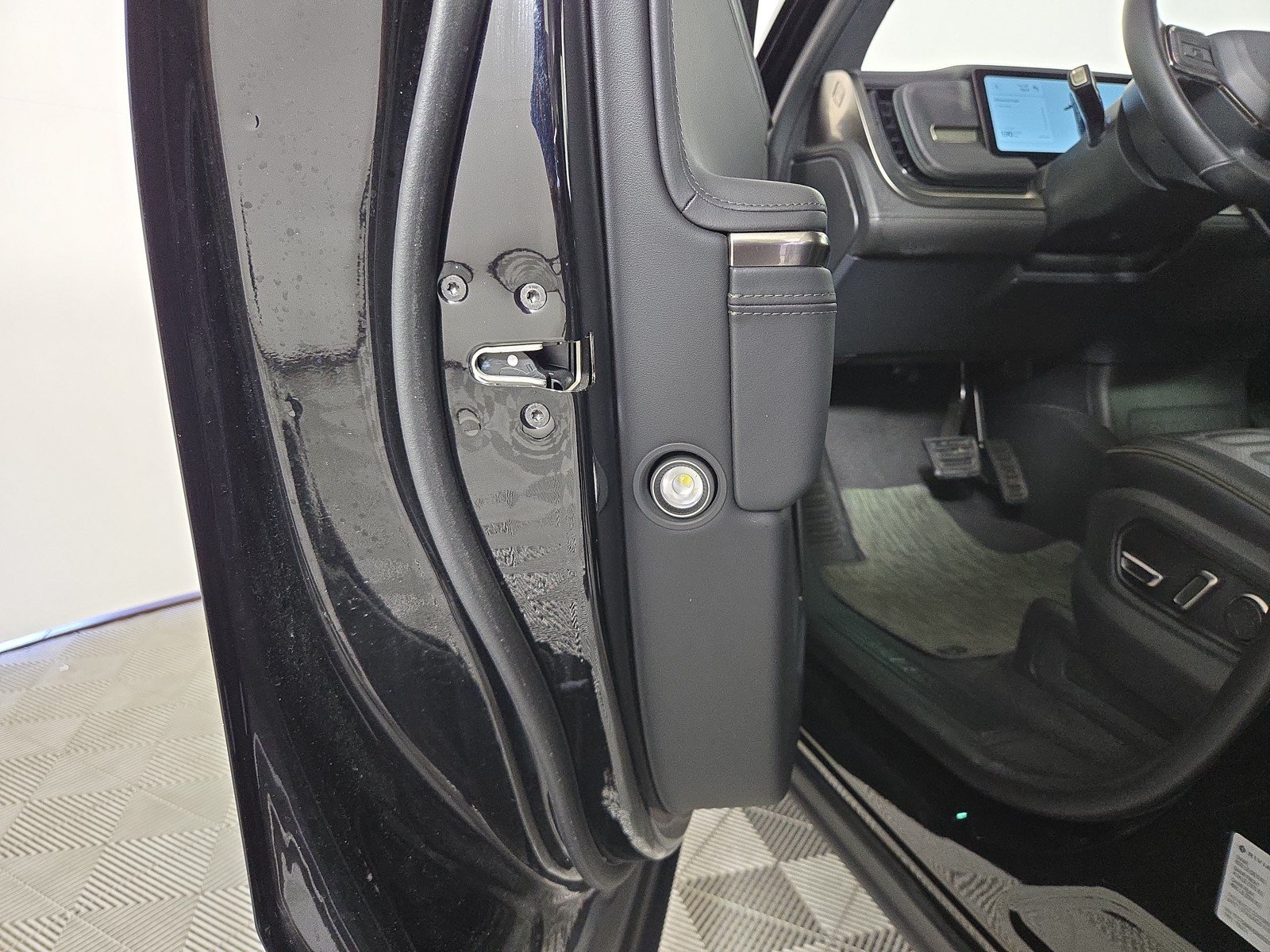 Used 2025 Rivian R1T Adventure AWD/4WD image 30
