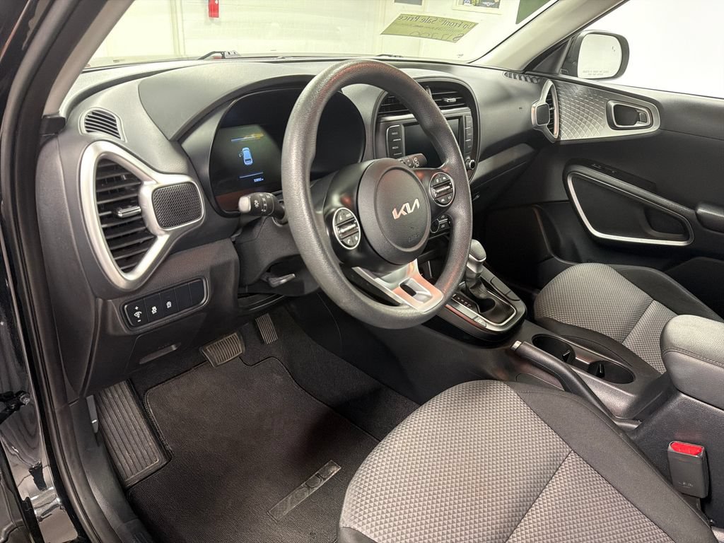 Used 2025 Kia Soul LX w/ LX Technology Package FWD image 25