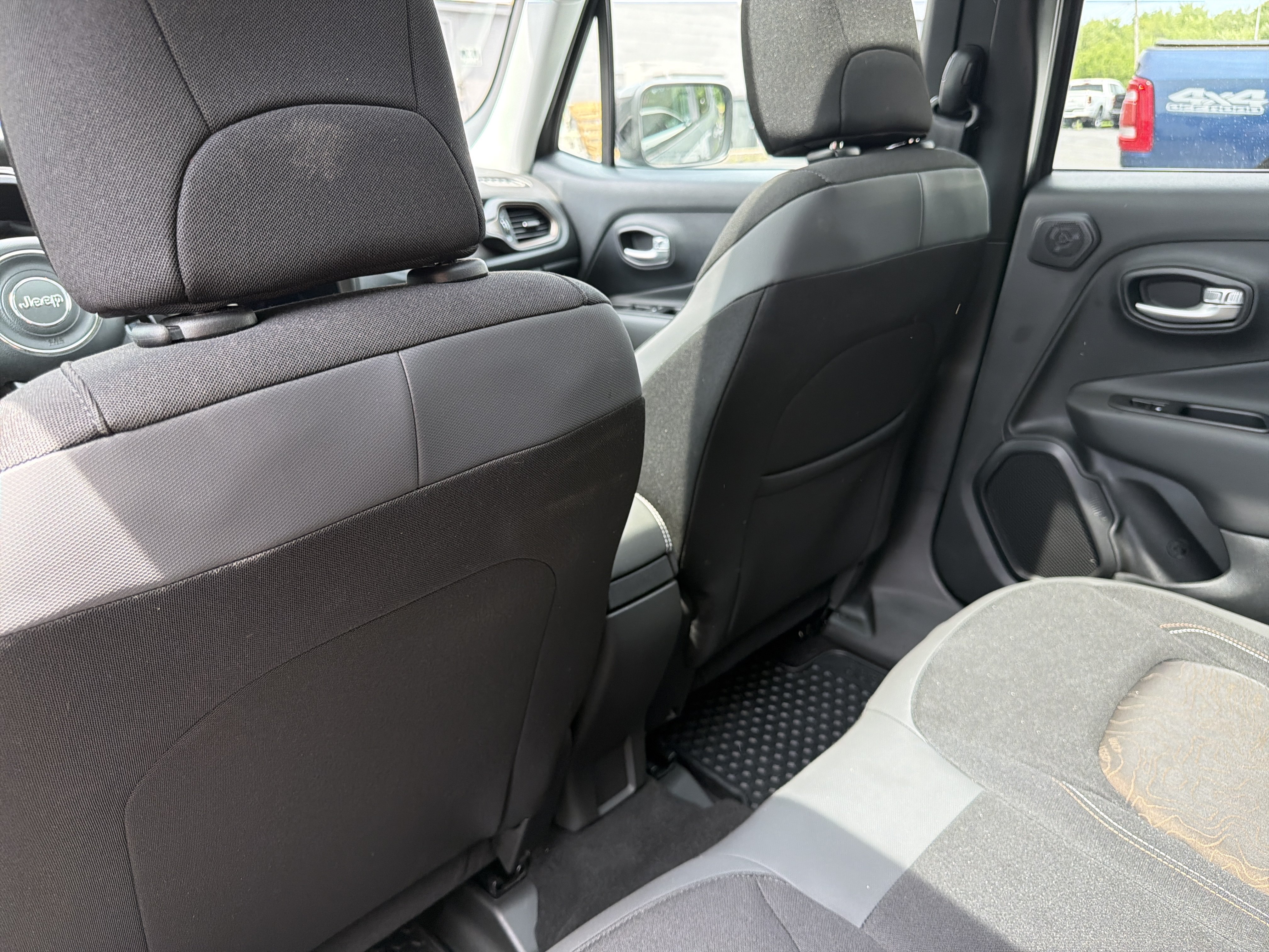 Certified 2023 Jeep Renegade Latitude w/ Sun/Sound Group AWD/4WD image 11