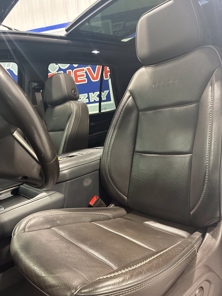 Used 2022 GMC Yukon Denali w/ Denali Premium Package AWD/4WD image 15