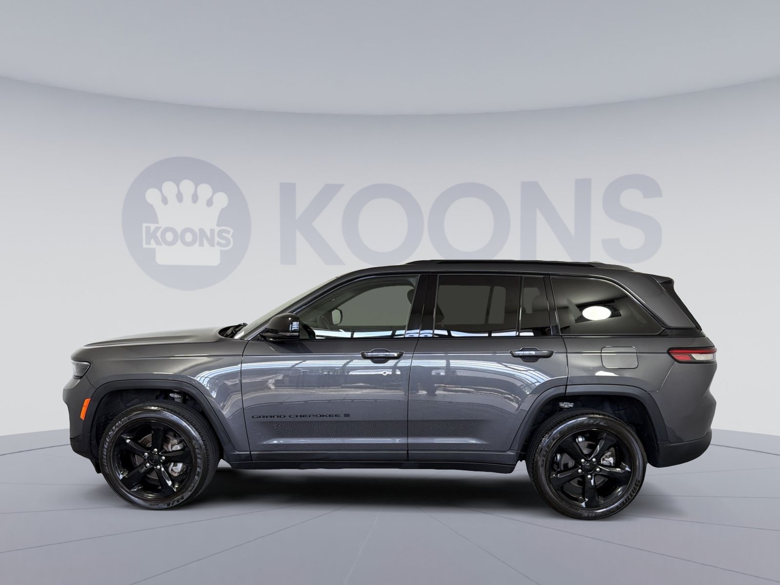 Used 2023 Jeep Grand Cherokee Altitude AWD/4WD image 2