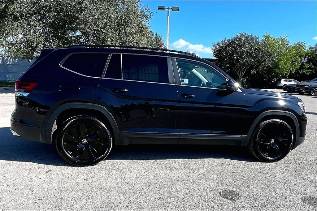 Certified 2025 Volkswagen Atlas SE w/ Black Wheel Package image 4