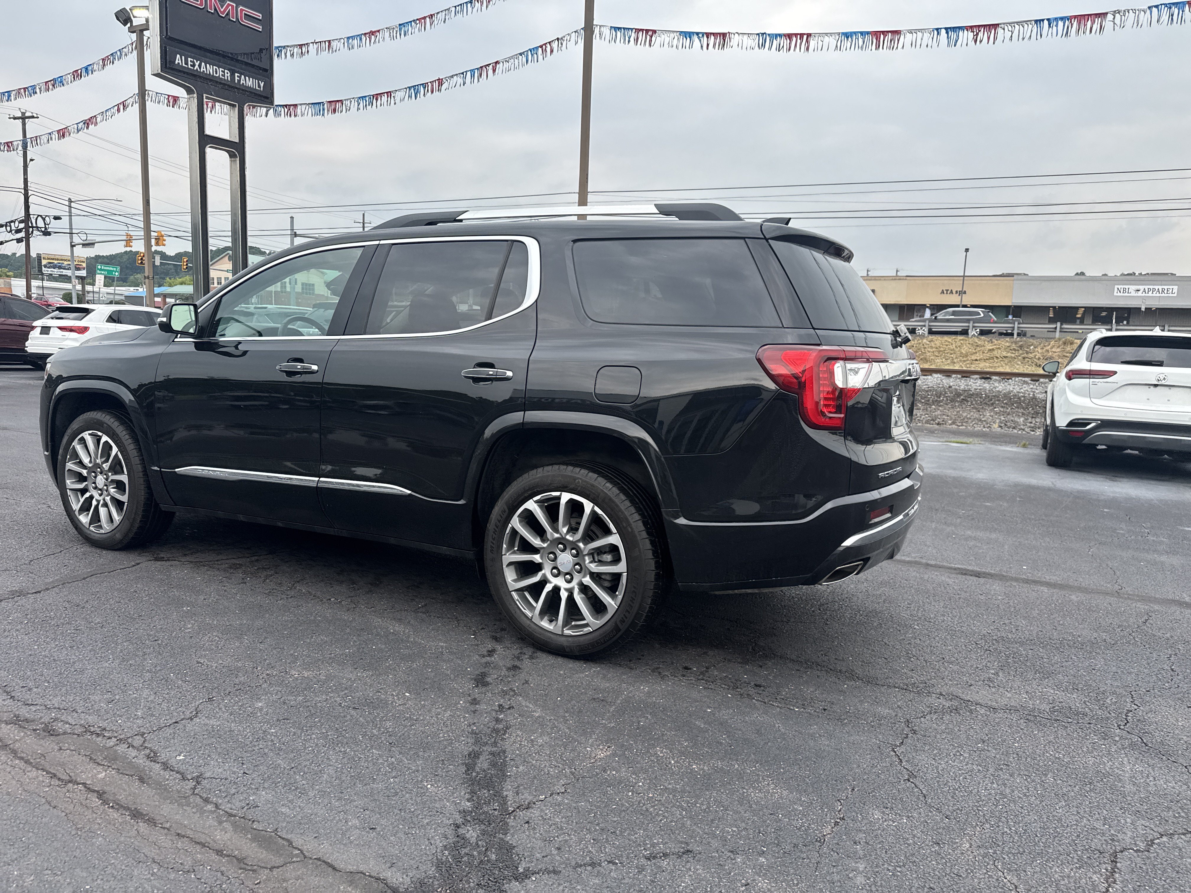 Used 2023 GMC Acadia Denali w/ Denali Ultimate Package AWD/4WD image 6