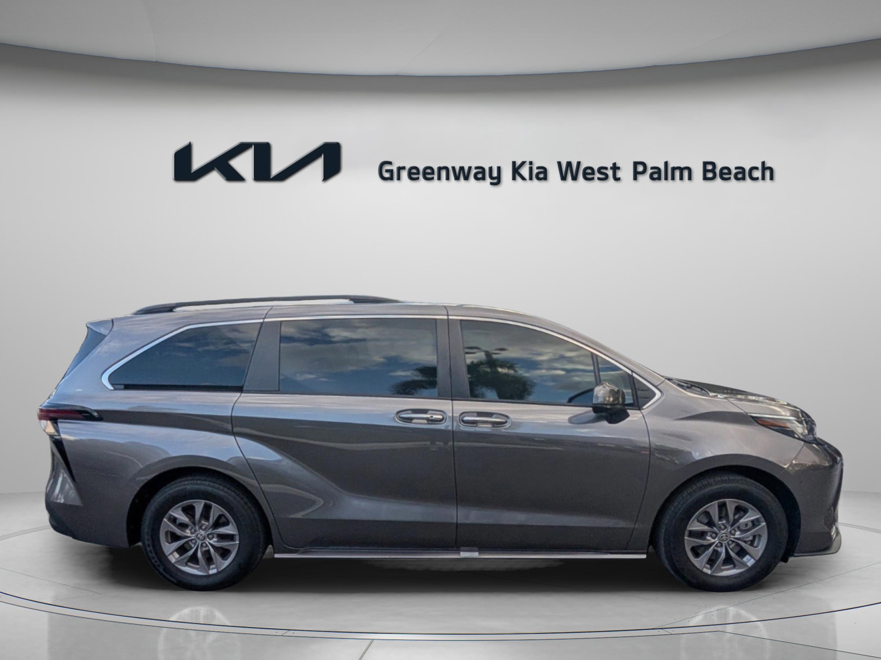 Used 2023 Toyota Sienna XLE image 9