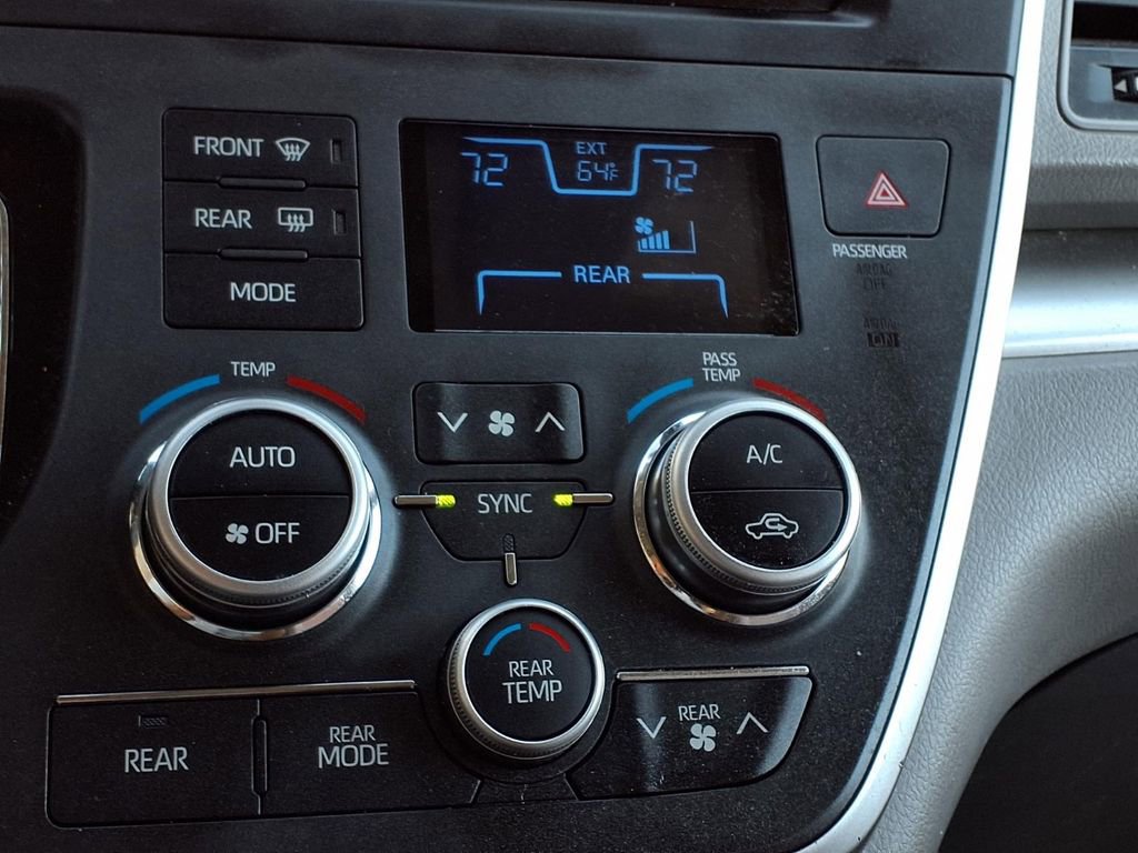 Used 2020 Toyota Sienna LE w/ Carpet Mat Package FWD image 10