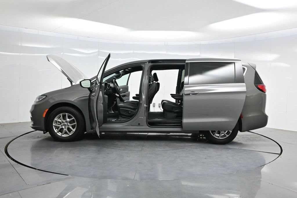 Used 2025 Chrysler Pacifica Select FWD image 56