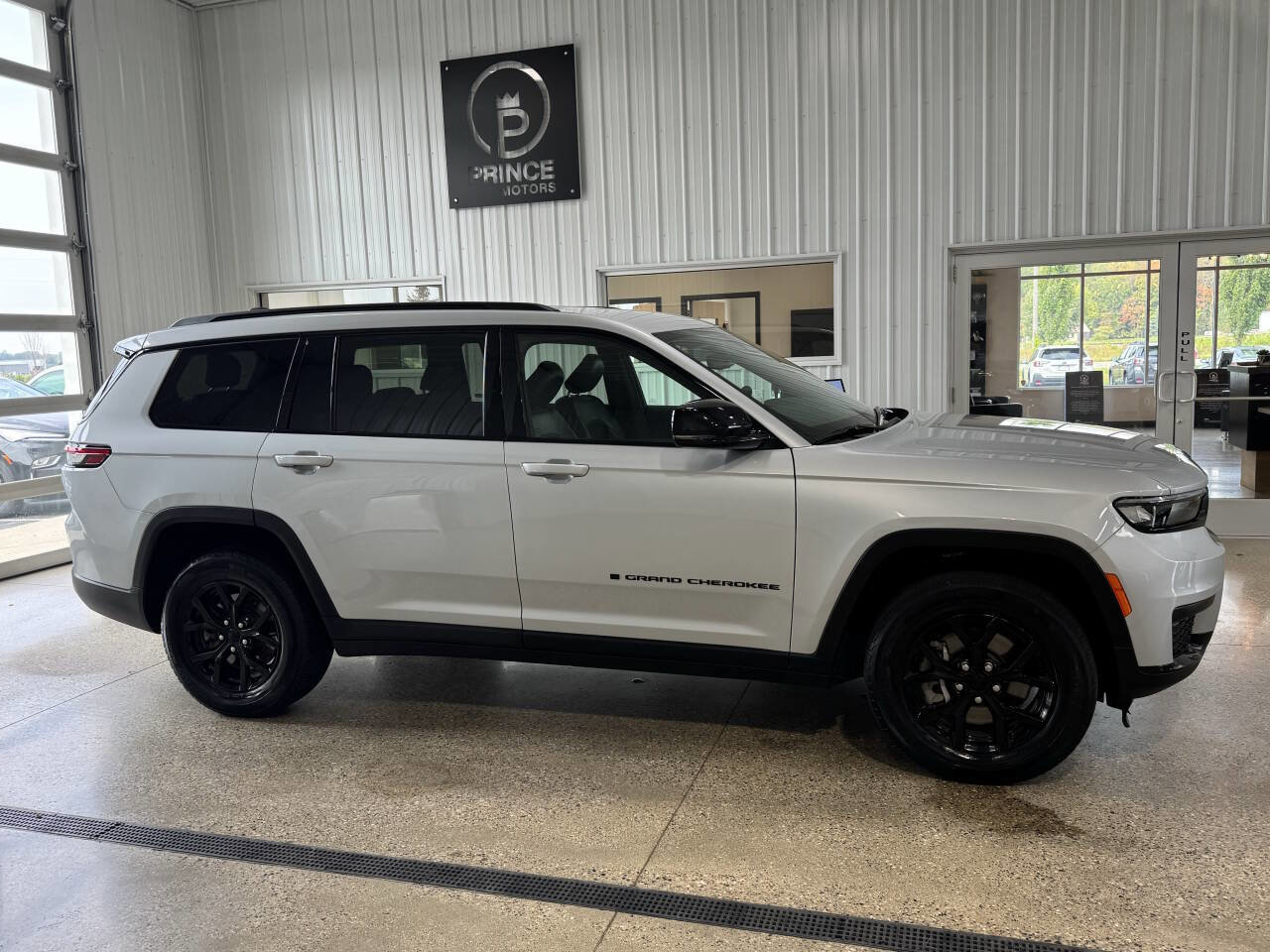 Used 2024 Jeep Grand Cherokee L Laredo image 11