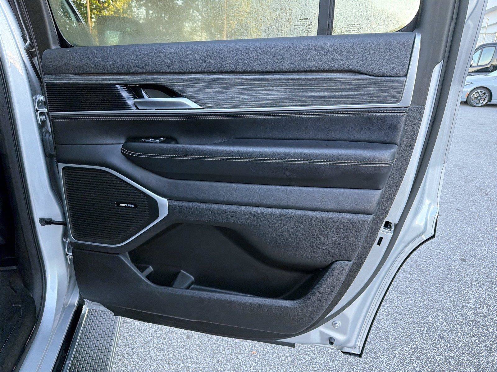 Used 2024 Jeep Wagoneer Series II w/ Flexible Seating Group RWD image 16