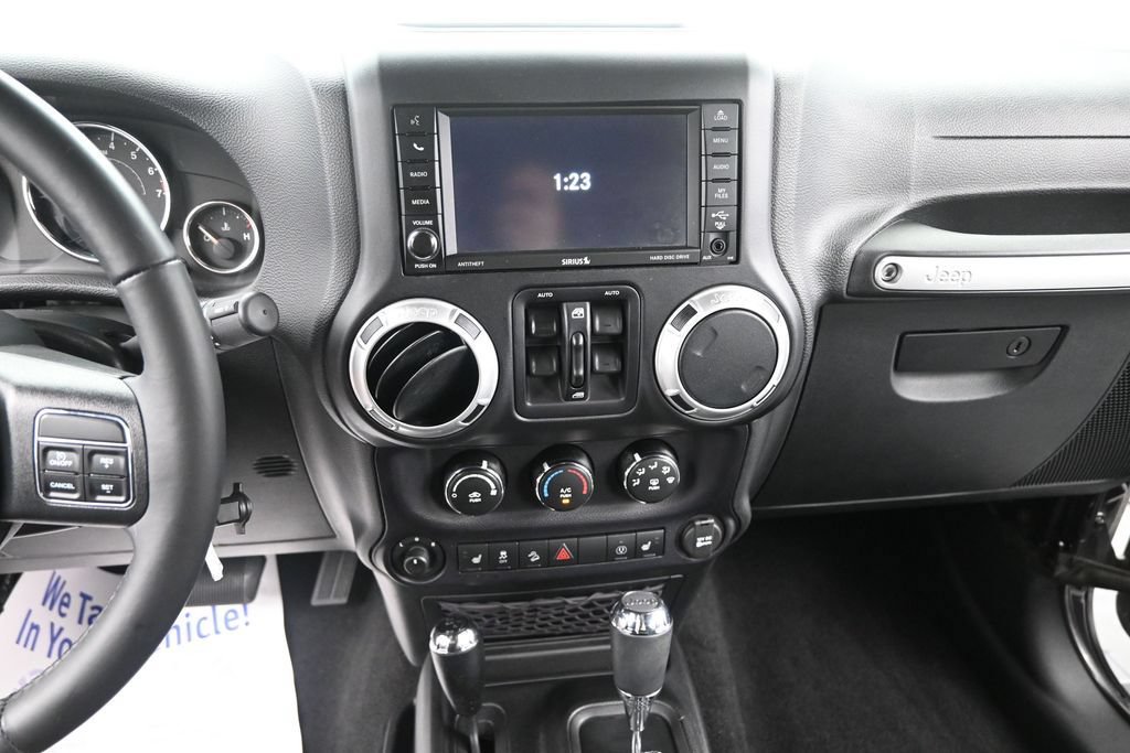Used 2016 Jeep Wrangler Unlimited Sahara w/ Connectivity Group AWD/4WD image 25