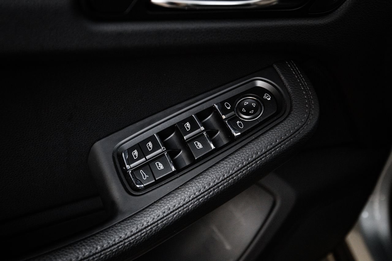 Certified 2023 Porsche Macan AWD/4WD image 22