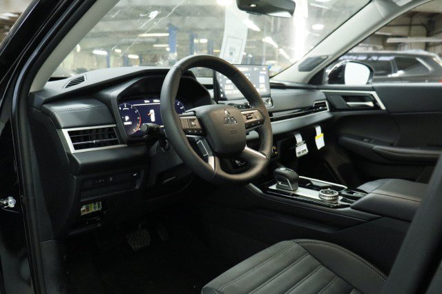 New 2026 Mitsubishi Outlander SE FWD image 5