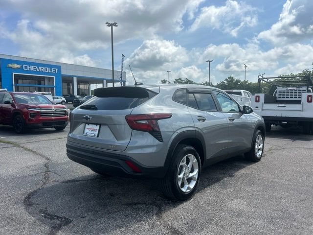 Used 2026 Chevrolet Trax LS w/ LS Convenience Package FWD image 3