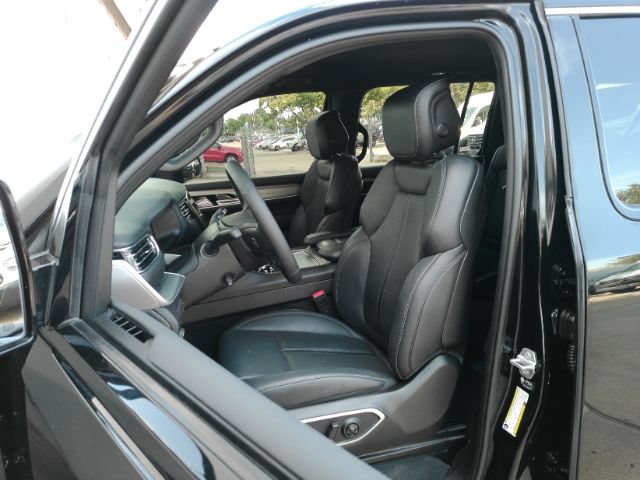 Used 2025 Jeep Wagoneer L Series II AWD/4WD image 16
