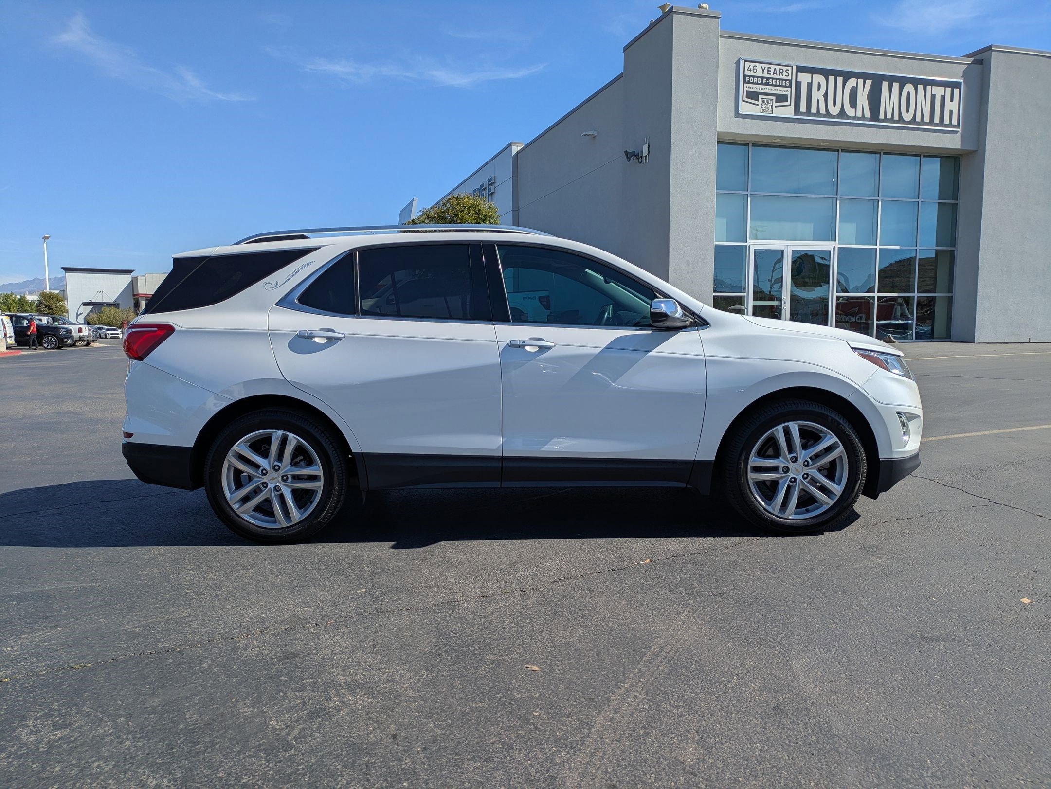 Used 2018 Chevrolet Equinox Premier image 2