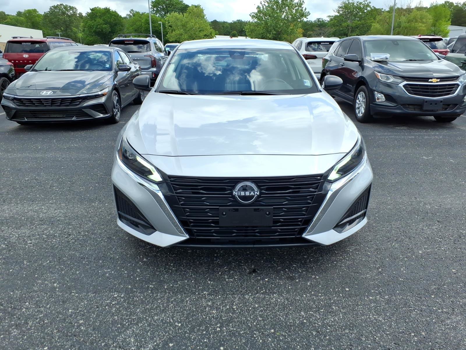 Used 2025 Nissan Altima 2.5 SV FWD image 2