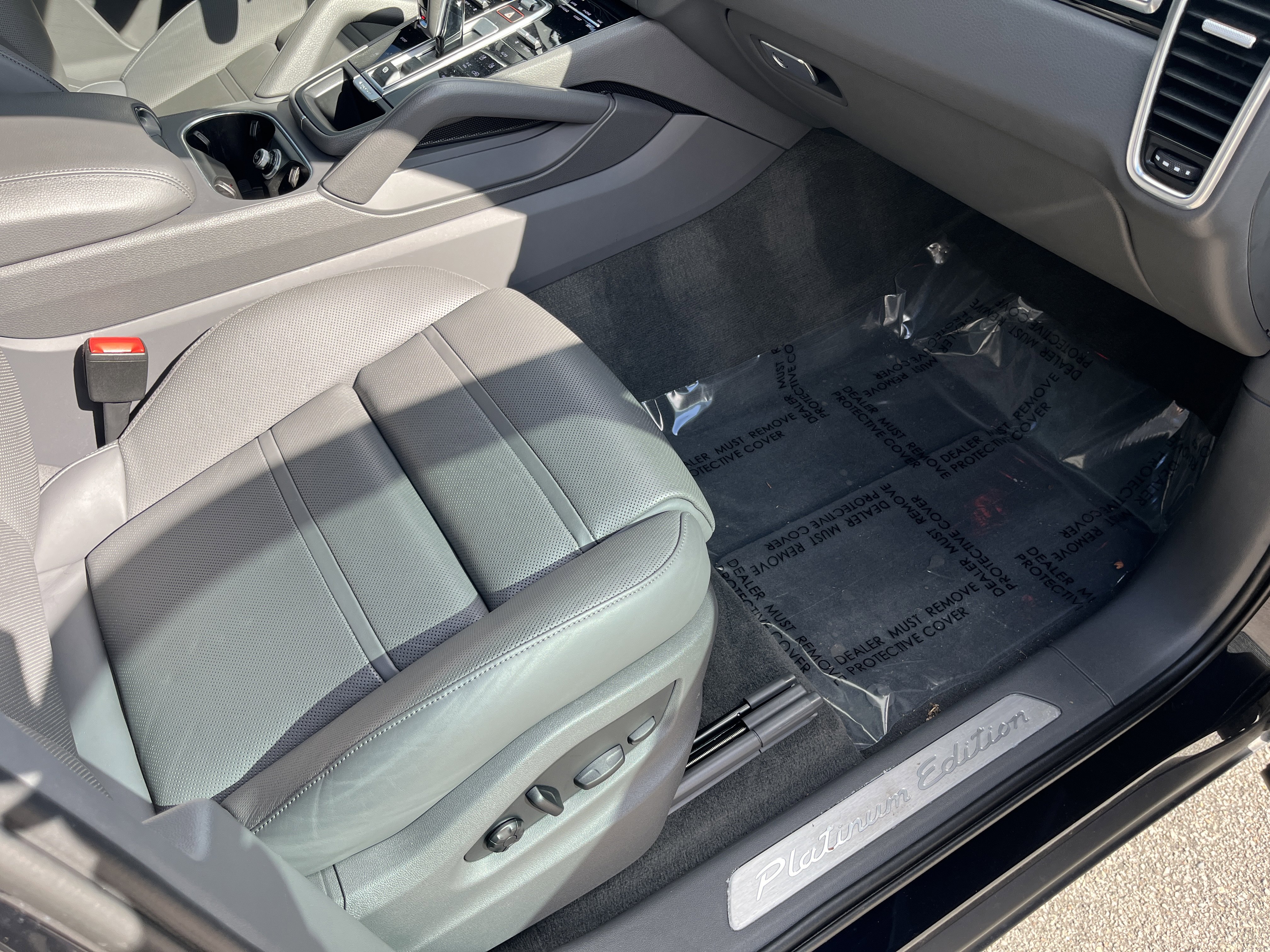 Certified 2022 Porsche Cayenne Platinum Edition image 28