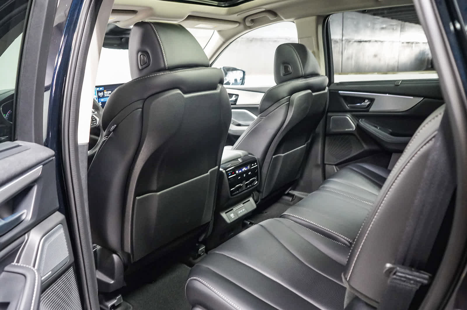 Used 2025 Acura MDX SH-AWD w/ Technology Package image 19