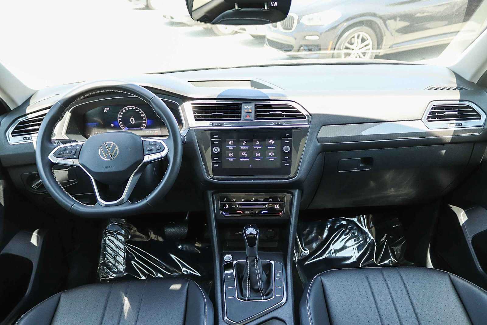 Used 2023 Volkswagen Tiguan SE w/ Panoramic Sunroof Package FWD image 12