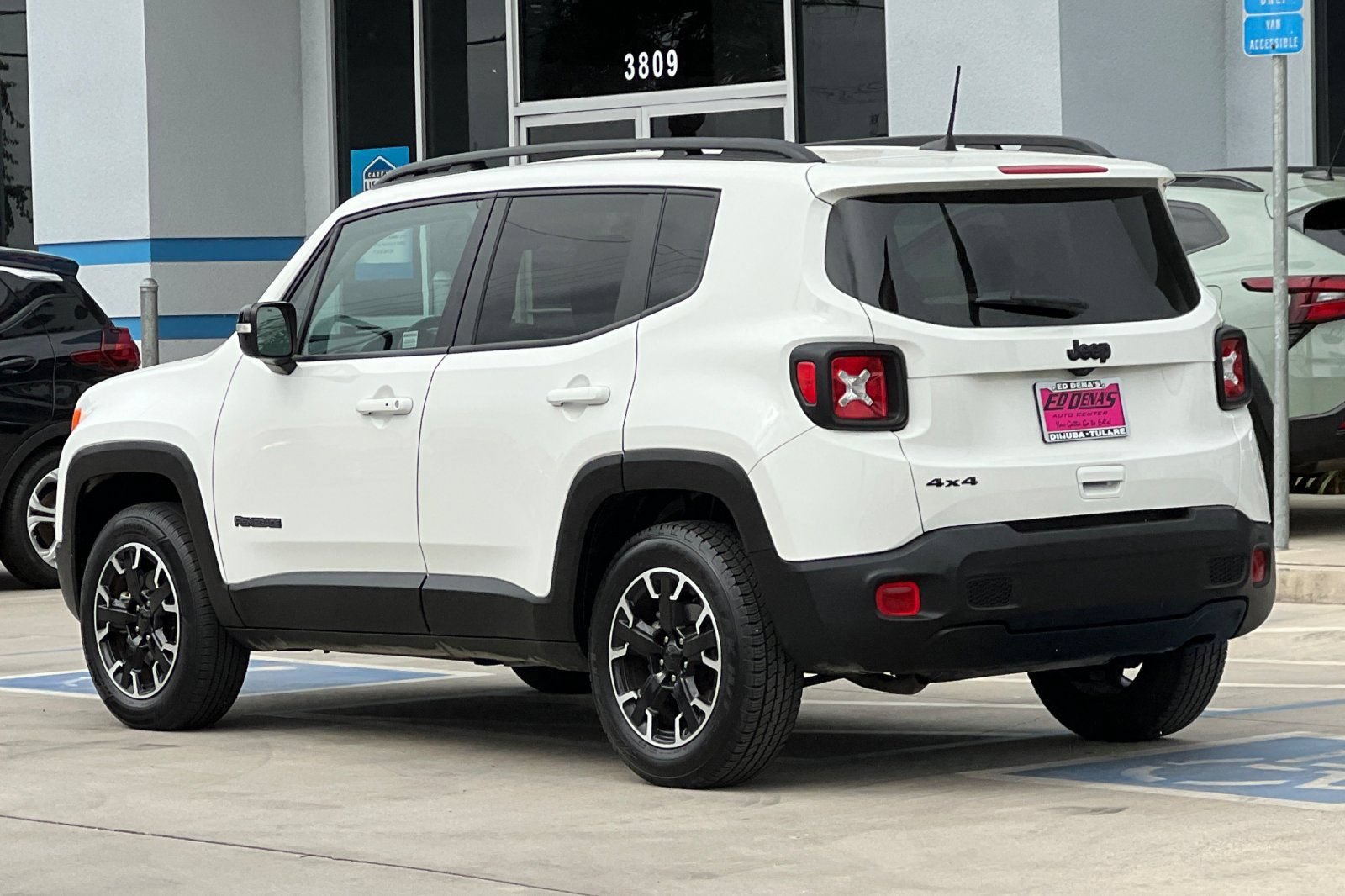 Used 2023 Jeep Renegade Latitude AWD/4WD image 7