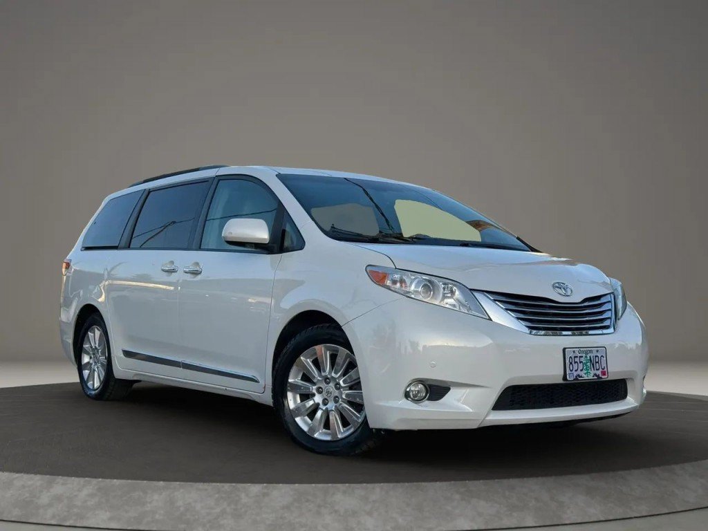 Used 2011 Toyota Sienna Limited w/ Premium Pkg FWD image 4