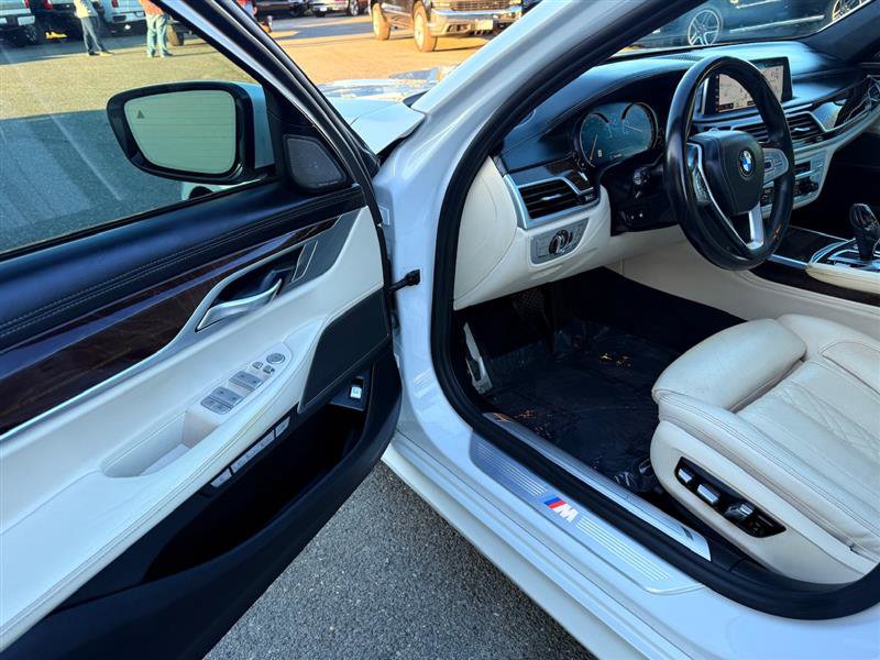 Used 2018 BMW 750i image 33