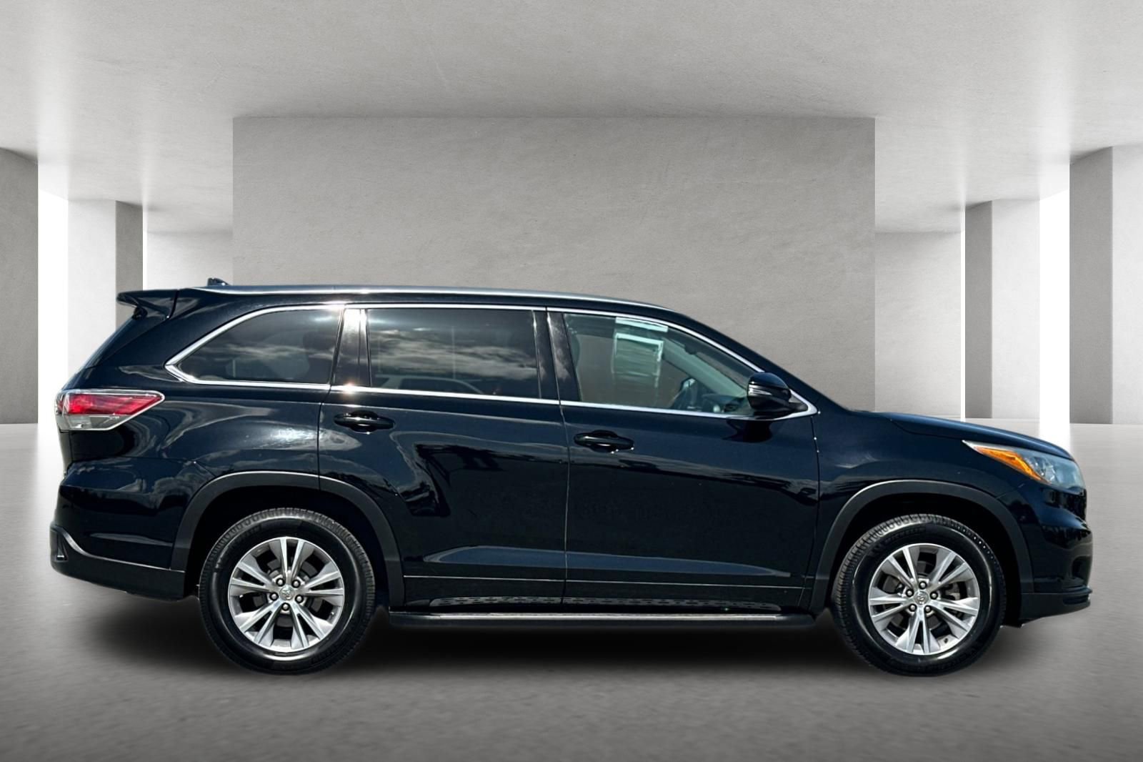 Used 2015 Toyota Highlander XLE FWD image 3