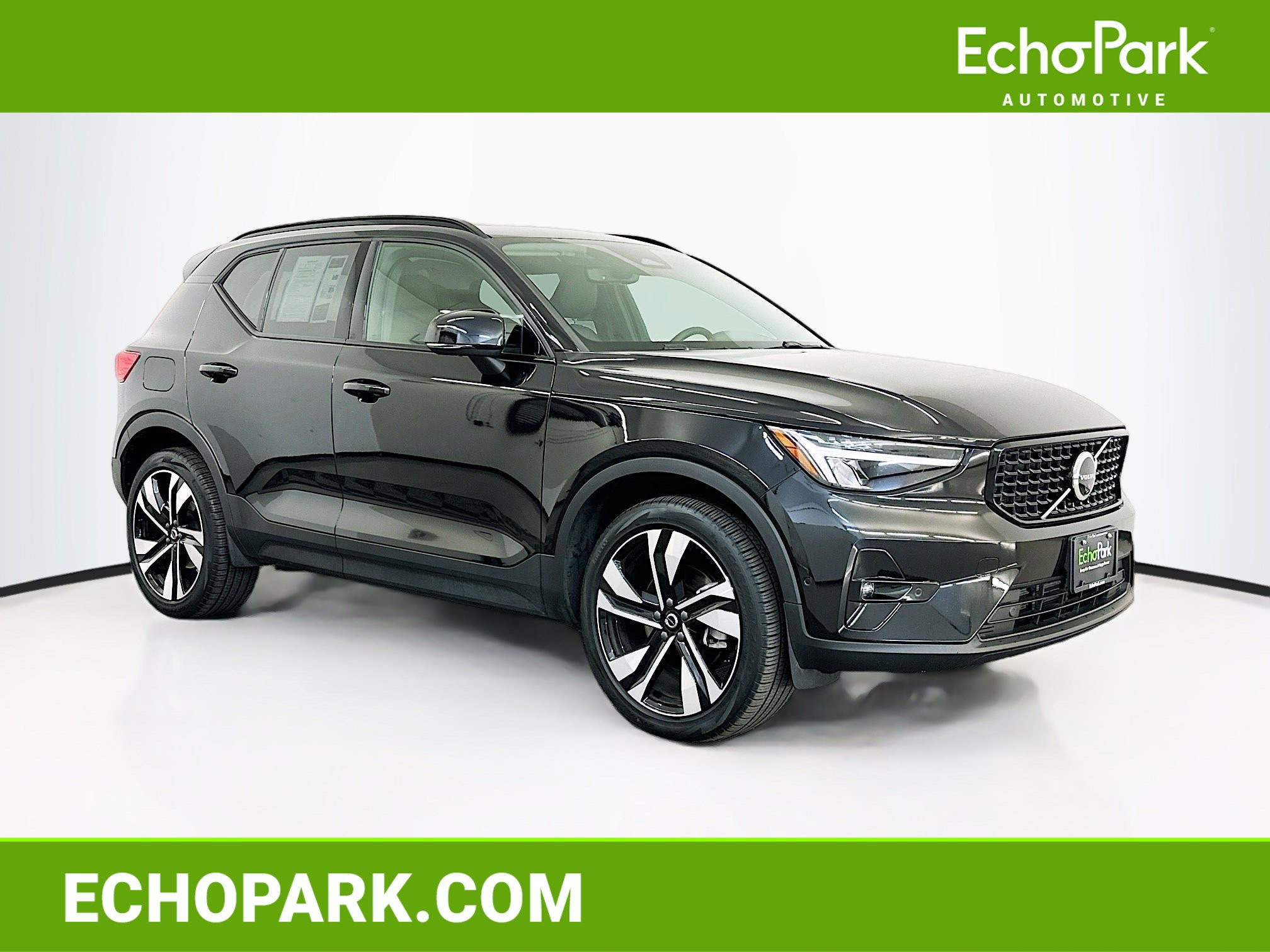 Used 2025 Volvo XC40 B5 Plus image 1