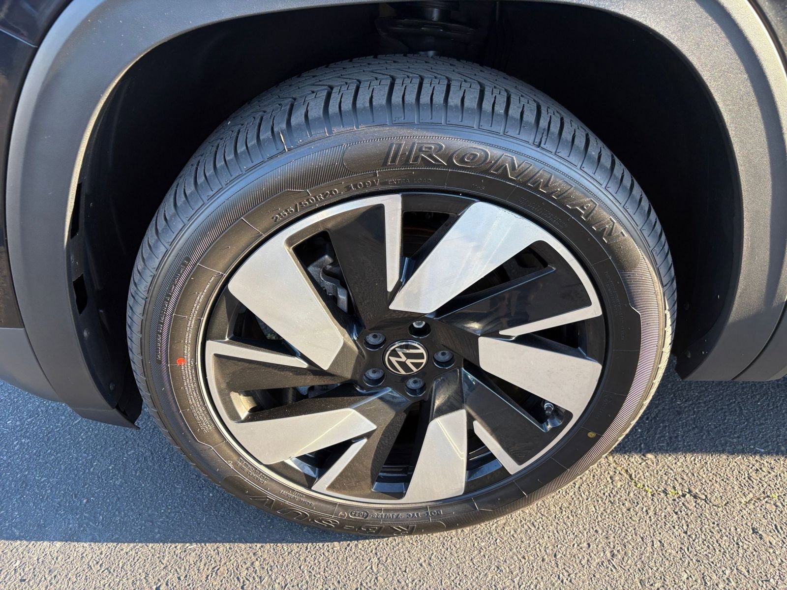 Used 2025 Volkswagen Atlas Cross Sport SE image 32