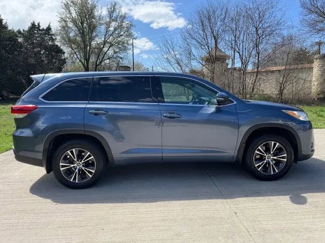 Used 2018 Toyota Highlander Plus AWD/4WD image 6