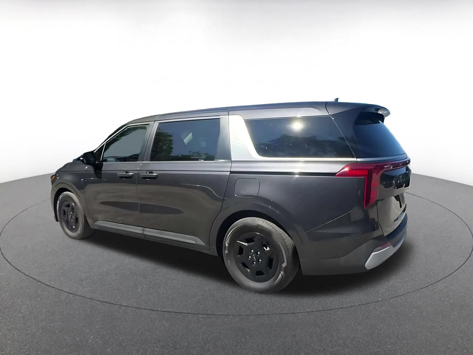 Used 2026 Kia Carnival FWD image 9