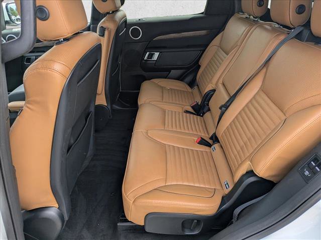 Used 2017 Land Rover Discovery HSE image 18