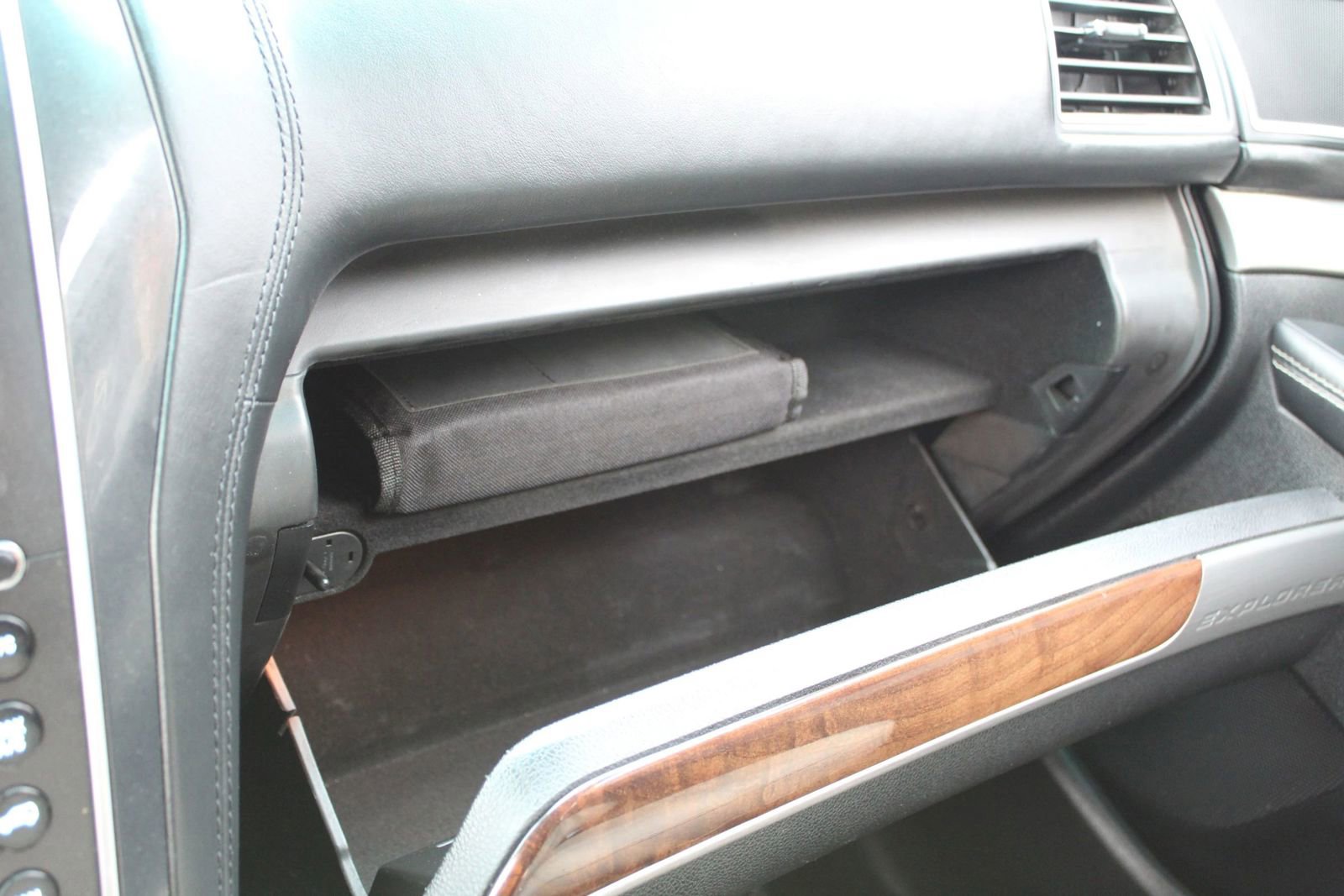 Used 2016 Ford Explorer Platinum AWD/4WD image 24