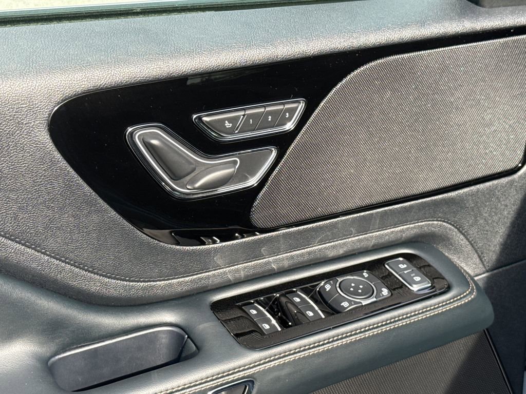 Used 2025 Lincoln Aviator 2WD image 26