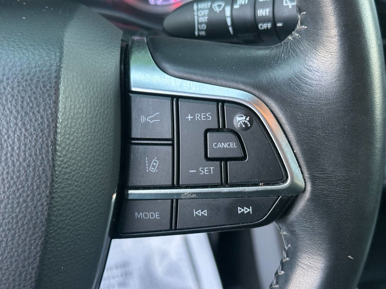 Used 2020 Toyota Highlander LE image 36