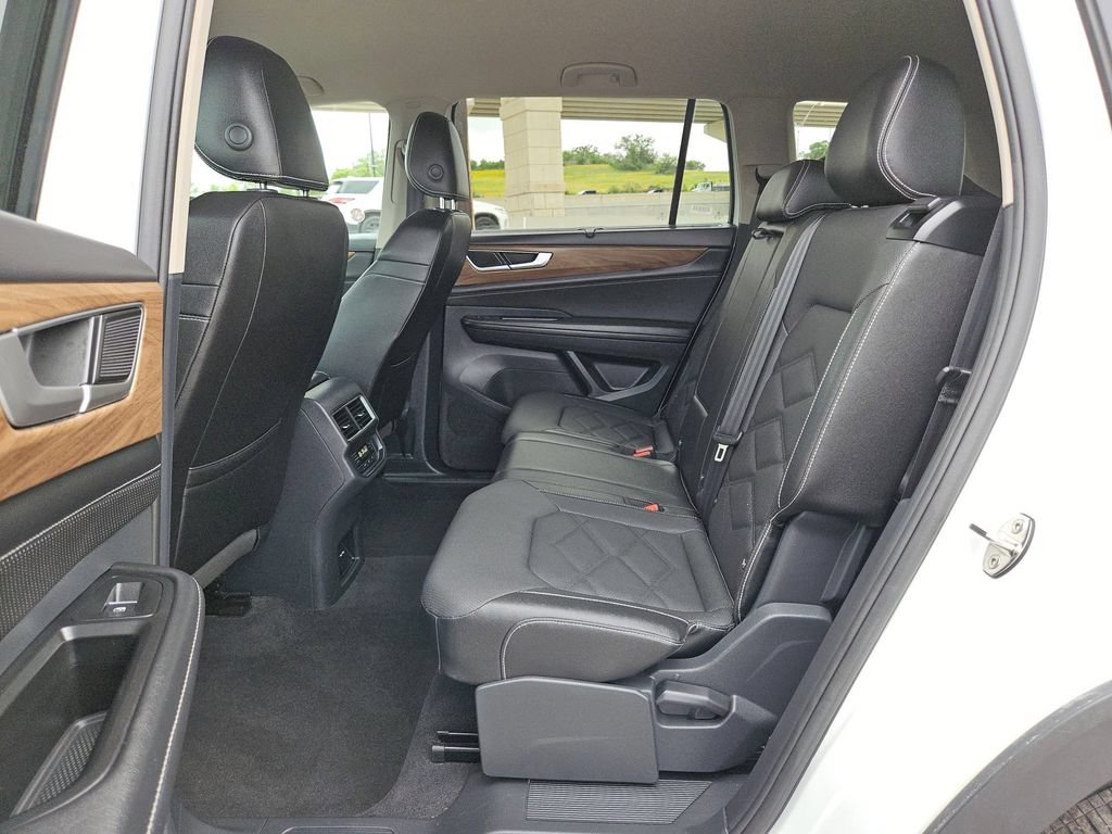 Used 2025 Volkswagen Atlas SE AWD/4WD image 17